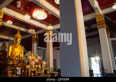 Luang Phua Phra Ong Saen est un lieu de culte pour les villageois qui sont enchâssés dans le Viharn de Wat Phra que Choeng CHUM Worawihan. En Thaïlande. Banque D'Images