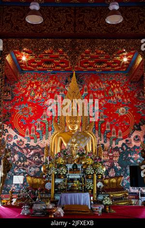 Le Bouddha doré est principal dans une église à Wat Phra que Choeng CHUM Worawihan c'est un lieu sacré important de la ville. Depuis les temps anciens. Banque D'Images