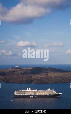 Bateau de croisière de luxe Holland America Line et île de Nea Kameni en face de Santorini, Grèce. Banque D'Images