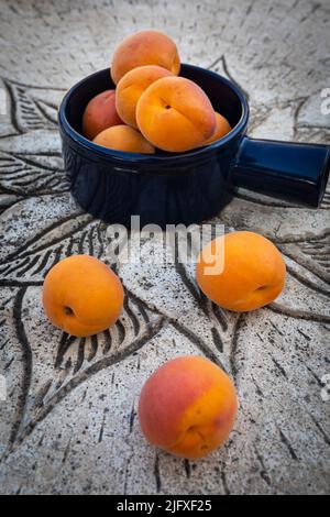Abricots frais et mûrs prêts à manger. Fruits doux et d'été. Banque D'Images