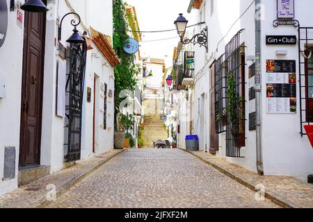Allée rue dans la vieille ville d'Altea, Alicante, Espagne Banque D'Images