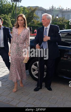 Madrid, Espagne. 05th juillet 2022. Isabel Preysler et Mario Vargas Llosa assistent à la première de l'opéra Nabucco au théâtre royal de Madid. Crédit : SOPA Images Limited/Alamy Live News Banque D'Images