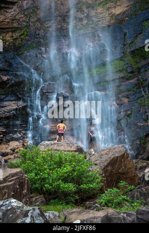 Belle vue sur l'homme en appréciant la grande cascade naturelle sauvage Banque D'Images