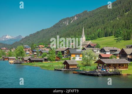 Belles rives du lac de weissensee en Autriche, magnifique toile de fond avec lac alpin dans la chaleur de l'été. Large panorama pris du pont dans Banque D'Images