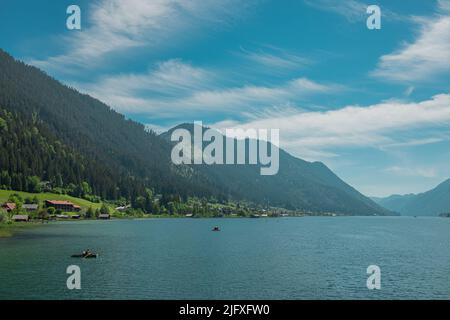 Belles rives du lac de weissensee en Autriche, magnifique toile de fond avec lac alpin dans la chaleur de l'été. Large panorama pris du pont dans Banque D'Images