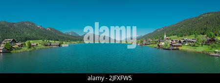 Belles rives du lac de weissensee en Autriche, magnifique toile de fond avec lac alpin dans la chaleur de l'été. Large panorama pris du pont dans Banque D'Images