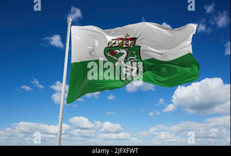 Drapeau officiel de Styrie Autriche sur fond ciel nuageux au coucher du soleil, vue panoramique. Concept autrichien de voyage et de patriote. Espace de copie pour une large bannière. 3 Banque D'Images