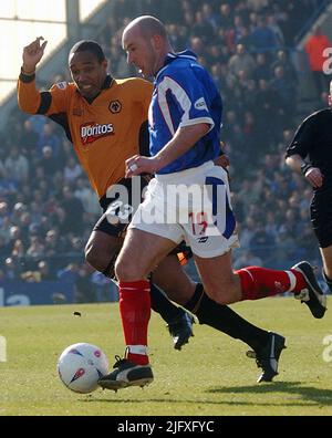 LOUPS DE PORTSMOUTH V. STEVE STONE BAT PAUL INCE POUR MARQUER PIC MIKE WALKER 2003 Banque D'Images