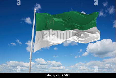 Drapeau officiel de Styrie jusqu'en 1960 Autriche sur fond ciel nuageux au coucher du soleil, vue panoramique. Voyage autrichien et patriote concept. Espace de copie pour wid Banque D'Images