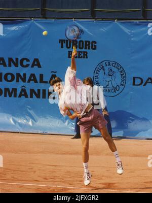 Bucarest, Roumanie, 1994. Le joueur de tennis croate Goran Ivanišević pendant la finale du Tour ATP. Banque D'Images