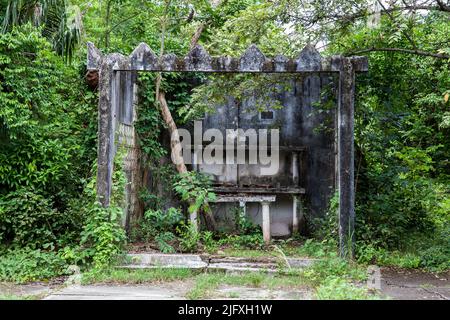Petite chapelle abandonnée dans le cimetière de la vieille ville d'Armero détruite par une avalanche causée par le volcan Nevado del Ruiz en 1985 en Colombie Banque D'Images
