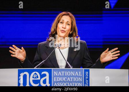 Chicago, États-Unis. 05th juillet 2022. KAMALA Harris, vice-présidente DES ÉTATS-UNIS, s'exprime à l'assemblée annuelle 2022 de la National Education Association et à l'assemblée des représentants à Chicago, Illinois, États-Unis, le 05 juillet 2022. Des milliers de professionnels de l'éducation se rencontrent au Centre des congrès McCormick place. Credit: SIPA USA/Alay Live News Banque D'Images