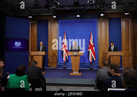 (220705) -- LONDRES, 5 juillet 2022 (Xinhua) -- photo du dossier prise le 7 septembre 2021 montre le Premier ministre britannique Boris Johnson (C, arrière), le secrétaire à la Santé Sajid Javid (L, arrière) et le chancelier de l'Échiquier Rishi Sunak (R, arrière) participant à une conférence de presse à Londres, en Grande-Bretagne. Sajid Javid, secrétaire britannique à la Santé, et le chancelier de l'Échiquier Rishi Sunak ont démissionné de 5 juillet 2022 pour protester contre le leadership du Premier ministre Boris Johnson alors qu'un barrage de scandales a laissé le gouvernement conservateur sous le choc. (Andrew Parsons/No 10 Downing Street/document via Xinhua) Banque D'Images