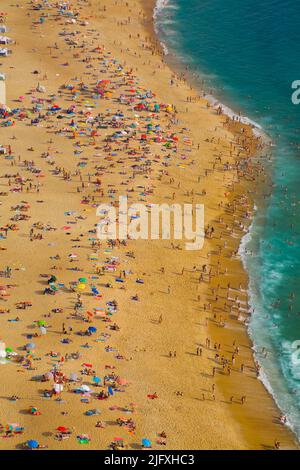 Vue panoramique sur la plage de Nazaré, Estrémadure, Portugal, Europe. Banque D'Images