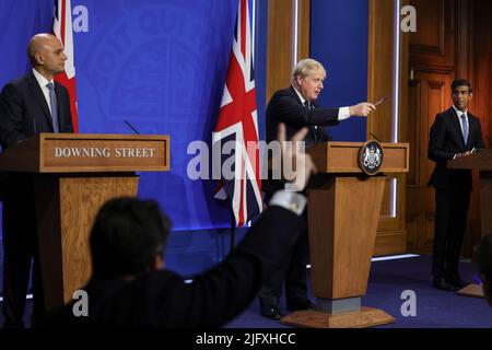 (220705) -- LONDRES, 5 juillet 2022 (Xinhua) -- photo du dossier prise le 7 septembre 2021 montre le Premier ministre britannique Boris Johnson (C), le secrétaire à la Santé Sajid Javid (L) et le chancelier de l'Échiquier Rishi Sunak à une conférence de presse à Londres, en Grande-Bretagne. Sajid Javid, secrétaire britannique à la Santé, et le chancelier de l'Échiquier Rishi Sunak ont démissionné de 5 juillet 2022 pour protester contre le leadership du Premier ministre Boris Johnson alors qu'un barrage de scandales a laissé le gouvernement conservateur sous le choc. (Andrew Parsons/No 10 Downing Street/document via Xinhua) Banque D'Images