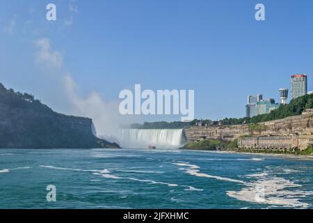 Les chutes du Niagara sont les chutes d'eau les plus puissantes d'Amérique du Nord. Ces chutes d'eau volumineuses sont situées sur la rivière Niagara. Banque D'Images