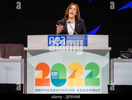 Chicago, États-Unis. 05th juillet 2022. KAMALA Harris, vice-présidente DES ÉTATS-UNIS, s'exprime à l'assemblée annuelle 2022 de la National Education Association et à l'assemblée des représentants à Chicago, Illinois, États-Unis, le 05 juillet 2022. Des milliers de professionnels de l'éducation se rencontrent au Centre des congrès McCormick place. Credit: SIPA USA/Alay Live News Banque D'Images