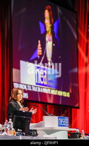 Chicago, États-Unis. 05th juillet 2022. KAMALA Harris, vice-présidente DES ÉTATS-UNIS, s'exprime à l'assemblée annuelle 2022 de la National Education Association et à l'assemblée des représentants à Chicago, Illinois, États-Unis, le 05 juillet 2022. Des milliers de professionnels de l'éducation se rencontrent au Centre des congrès McCormick place. Credit: SIPA USA/Alay Live News Banque D'Images