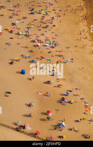 Vue panoramique des baigneurs sur la plage de Nazaré, Estrémadure, Portugal, Europe. Banque D'Images