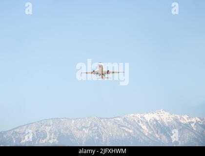 Sotchi, Russie - 22 avril , 2022: Compagnies aériennes Azimuth, Sukhoi SuperJet 100-95B Banque D'Images