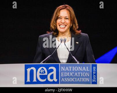 Chicago, États-Unis. 05th juillet 2022. KAMALA Harris, vice-présidente DES ÉTATS-UNIS, s'exprime à l'assemblée annuelle 2022 de la National Education Association et à l'assemblée des représentants à Chicago, Illinois, États-Unis, le 05 juillet 2022. Des milliers de professionnels de l'éducation se rencontrent au Centre des congrès McCormick place. Credit: SIPA USA/Alay Live News Banque D'Images