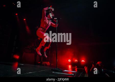 BRIGHTON, ANGLETERRE: L'artiste Yungblud (Dominic Richard Harrison) se produit sur scène au Brighton Dome lors de la soirée d'ouverture de sa tournée britannique Life on Mars. Avec: Yungblud où: Brighton, Royaume-Uni quand: 27 sept 2021 crédit: Neil Lupin/WENN Banque D'Images