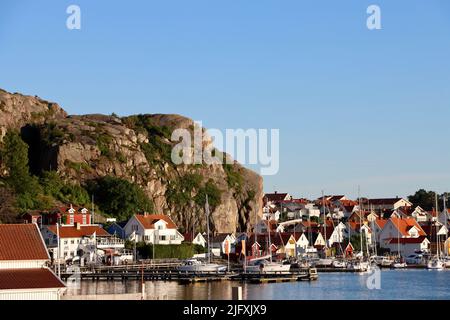 Port et village de Fjällbacka en juin 2022 Banque D'Images