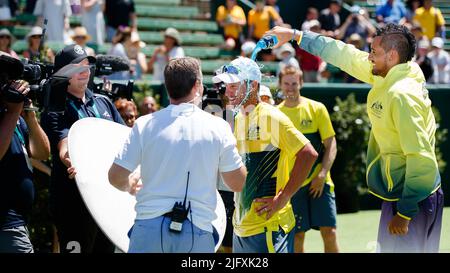 Nick Kyrgios lance un spray à Lleyton Hewitt après que l'australien double jumelage de Groth et de pairs remporte le 2 e jour de la coupe Davis 1st Round contre le Tchèque Banque D'Images