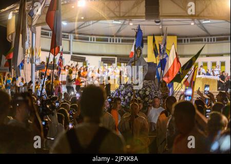 Une procession avec la statue de la Vierge Marie la Reine de la paix après la Messe pendant Mladifest – le festival de la jeunesse – à Medjugorje. Banque D'Images