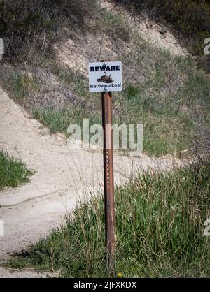 Méfiez-vous du panneau Rattlesnake dans le parc national de Badlands, dans le Dakota du Sud, aux États-Unis Banque D'Images