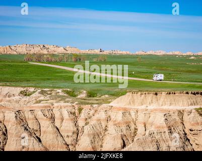 Badlands Loop Road dans la zone de vue de Big Badlands près de l'entrée nord-est dans le parc national de Badlands dans le Dakota du Sud des États-Unis Banque D'Images