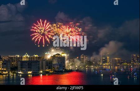Feux d'artifice le 4 juillet depuis Bayfront Park au-dessus de Sarasota Florida USA Banque D'Images