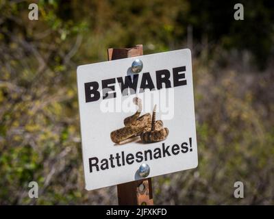 Méfiez-vous du panneau Rattlesnake dans le parc national de Badlands, dans le Dakota du Sud, aux États-Unis Banque D'Images