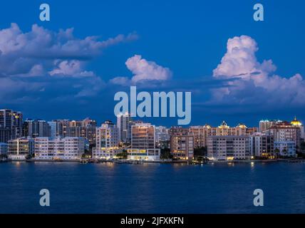 Golden Gate région de Sarasota Floride Etats-Unis au crépuscule avec des lumières qui s'allument Banque D'Images