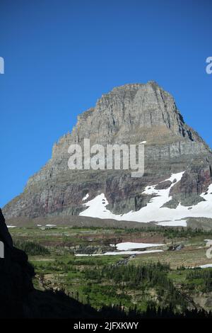 Parc national des Glaciers Montana USA - Logan Pass, direction Sun Road, ciel bleu brillant, majestueux Clements Mountain, cascades de neige fondantes Banque D'Images