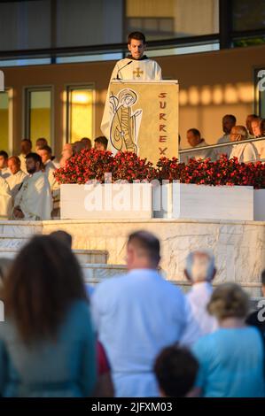 Un jeune prêtre lisant l'Evangile pendant la messe du soir à Medjugorje le 4 septembre 2021. Banque D'Images