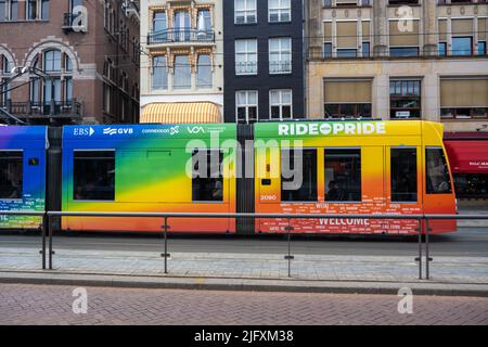 Amsterdam, pays-Bas - 21 juin 2022 : tramway GVB aux couleurs de l'arc-en-ciel gay Banque D'Images