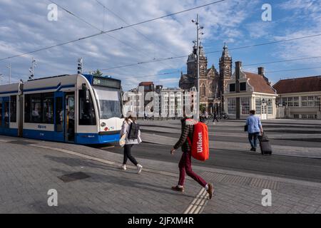 Amsterdam, pays-Bas - 21 juin 2022 : tramway GVB sur la place de la gare centrale Banque D'Images