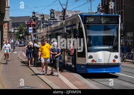 Amsterdam, pays-Bas - 21 juin 2022 : tramway GVB sur la rue Damrak Banque D'Images