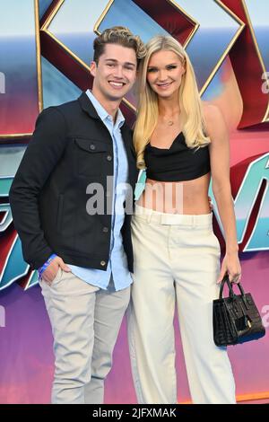 AJ Pritchard et Abbie Quinnen arrivent au Marvel Studios, une projection de gala exclusive de Thor: Love and Thunder, Leicester Square, Londres, Royaume-Uni. - 5 juillet 2022. Banque D'Images