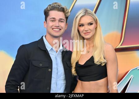 AJ Pritchard et Abbie Quinnen arrivent au Marvel Studios, une projection de gala exclusive de Thor: Love and Thunder, Leicester Square, Londres, Royaume-Uni. - 5 juillet 2022. Banque D'Images