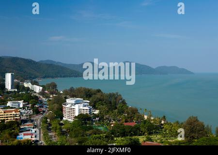 Vue imprenable sur la plage de Batu Ferringhi, située sur l'île de Penang, en Malaisie. Batu Ferringi Beach est une destination touristique populaire en Malaisie. Banque D'Images