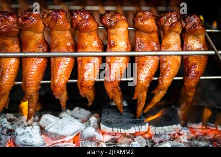 Ailes de poulet grillées dans un marché de rue à Jalan Alor, Kuala Lumpur, Malaisie. Banque D'Images