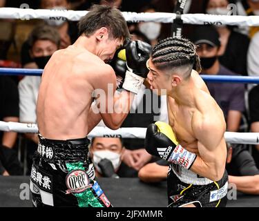 Tokyo, Japon. 29th juin 2022. Kosei Tanaka (R) du Japon et Masayoshi Hashizume du Japon se disputent lors de leur combat de super poids-mouche WBO Asie-Pacifique à la salle Korakuen à Tokyo, Japon, 29 juin 2022. Crédit: Hiroaki Finito Yamaguchi/AFLO/Alamy Live News Banque D'Images