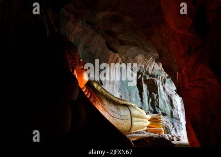 Statue de Bouddha dans le temple de la grotte Khan Kradai au temple Wat Khao Tham situé à Prachuab Khiri Khan, Thaïlande. Banque D'Images