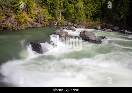 Overlander Falls est une chute d'eau sur le fleuve Fraser dans le parc provincial du mont Robson, British Columbia, Canada. Banque D'Images