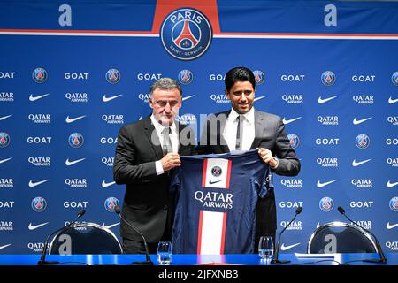 Paris, France. 05th juillet 2022. L'entraîneur français Christophe Galtier (L) et le président du PSG Nasser Al-Kheleaifi (R) ont un maillot à l'issue d'une conférence de presse après que Galtier a été nommé entraîneur-chef du club de football français L1 de Paris Saint-Germain (PSG), au stade du Parc des Princes à Paris, France sur 5 juillet, 2022. Crédit : Victor Joly/Alamy Live News Banque D'Images