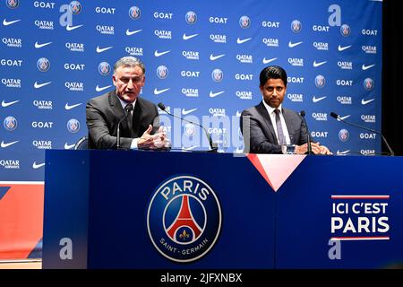 Paris, France. 05th juillet 2022. L'entraîneur français Christophe Galtier (L) s'exprime à côté du président du PSG Nasser Al-Khelaifi (R) lors d'une conférence de presse après avoir été nommé entraîneur-chef du club de football français L1 Paris Saint-Germain (PSG), au stade du Parc des Princes à Paris, en France, sur 5 juillet 2022. Crédit : Victor Joly/Alamy Live News Banque D'Images