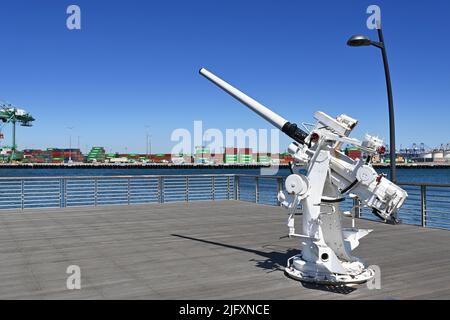 SAN PEDRO, CALIFORNIE - 11 MAI 2022 : pistolet anti-avion sur le quai adjacent au Musée maritime Banque D'Images