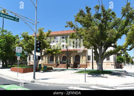 SANTA ANA, CALIFORNIE - 4 juillet 2022 : le vieux bâtiment du YMCA dans le centre-ville, en cours de rénovation pour devenir un hôtel boutique. Banque D'Images